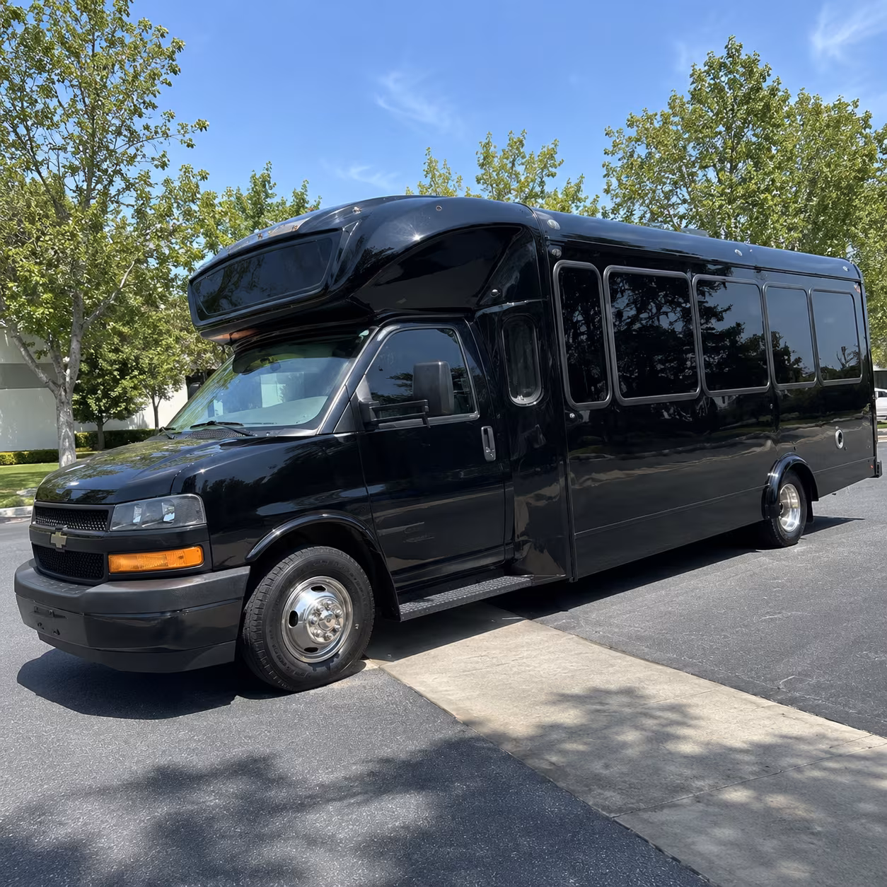 salem 15 passenger party bus